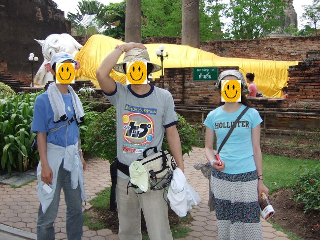 入り口付近にある寝仏前でチーズ☆