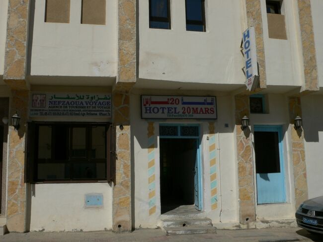 わたしは一応歩き方のガベス、ドゥーズ、トズール、チュニスの地図部分のコピーを持ってきていたので、それを見ながらホテル探し。<br />そしてHOTEL20MARSに決める。<br />