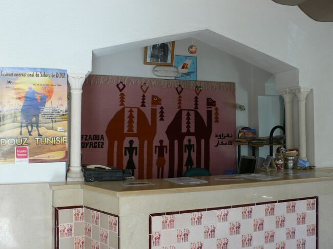 フロントで「シングル　シングル　シングル」と３部屋お願いする。<br />ここはNEFZAOUA　VOYAGEという旅行会社も兼ねているので「クサール・ギレンに４WDツアーで行きたい」と告げる。<br /><br />ひとりD１００＝９０００円＝。<br />この金額はチュニスの観光案内所で教えてもらった相場とまったく同じだ。<br />大くんもヴィエナも行くことになり３人揃えばツアーはGO！これで翌日のクサール・ギレン行きが決定した。