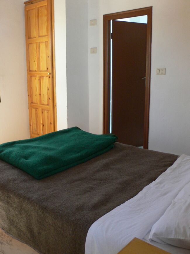 室内も明るく部屋から目の前のスークが見えた。