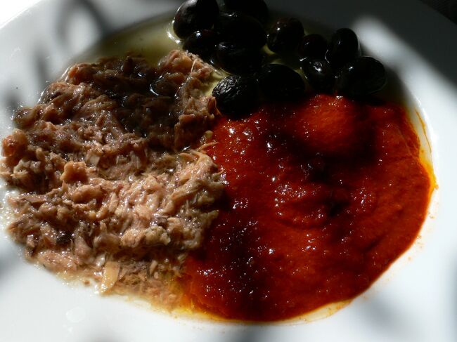 ツナ、オリーブ、ハリッサという唐辛子ペーストをパンにつけて食べる。