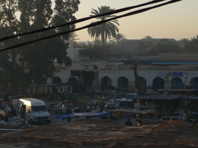 ７時過ぎから活気がでてきた。続々と商品が集まってくる。