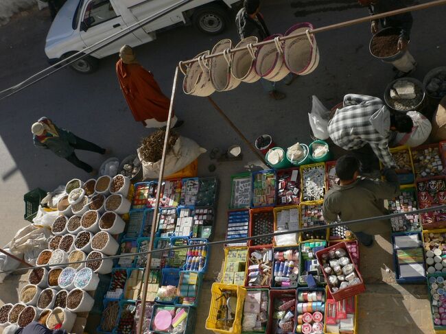 ホテル2階テラスから下を見ると、いつの間に！露天が出ている。<br />さっそく木曜市へ繰り出す。