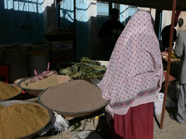 チュニスでは髪の毛を隠さない女性が多くイスラムなのにいいのだろうか、と思ったがドゥーズではお馴染みのスタイルでほっとする。