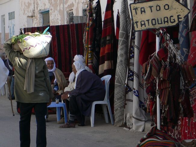 おじさんがシェニニのかわいい籠を持って買い物している姿が微笑ましい。