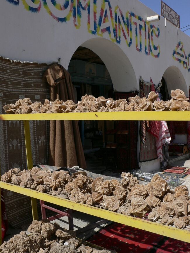 ドゥーズは砂漠の入り口といわれるだけあってスークでも「砂漠の薔薇」という独特な石が売っている。