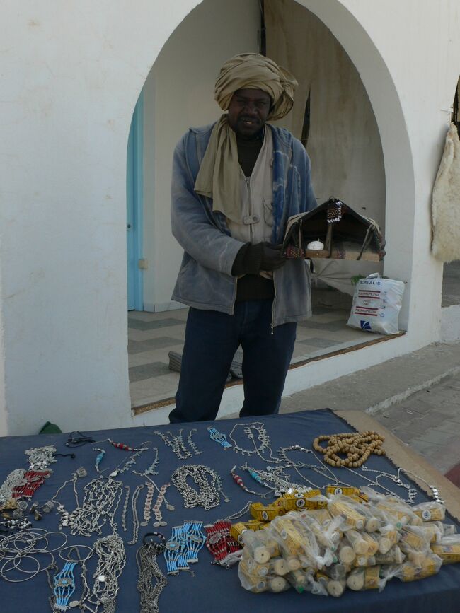 このお兄さんからブレスレットを購入。<br />とっても気に入っていて毎日つけている。<br />ブロークンなアラビア語で写真を撮ってもいいか聞いたらポーズをとってくれた。<br />