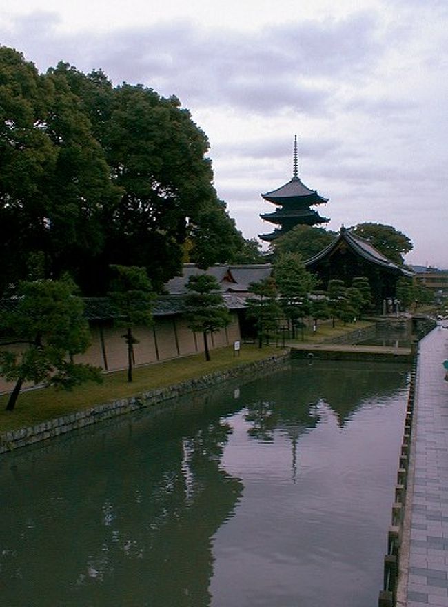 教王護国寺（東寺）<br />　平安京守護のために造営された官寺．羅城門も東に位置していたので通称東寺となった．京都駅から見える五重塔はココ．