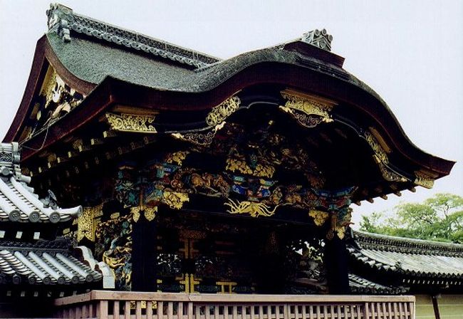 西本願寺・唐門<br />　浄土真宗本願寺派の本山．西本願寺の唐門は伏見城の遺構と言われている．