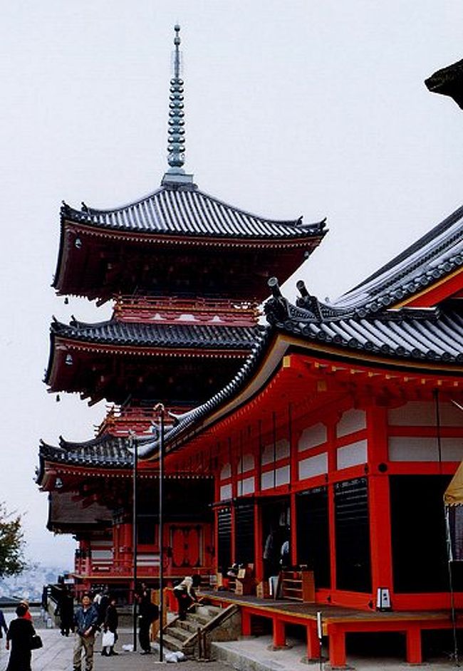 清水寺・三重塔と経堂<br />　本尊の十一面千手観音は三十三年毎に公開される．前回は2000年に公開されたので次は2033年？