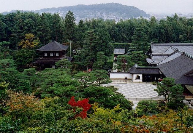 慈照寺・通称：銀閣寺<br />　足利義政が山荘東山殿を造ったのがはじまり．