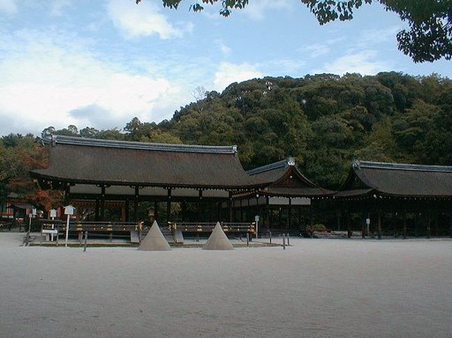 賀茂別雷神社（上賀茂神社）<br />　厄除け・電気の守り神．