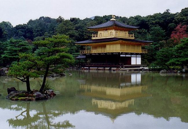 鹿苑寺・通称：金閣寺<br />　足利義満が建てた別荘・北山殿がはじまり．