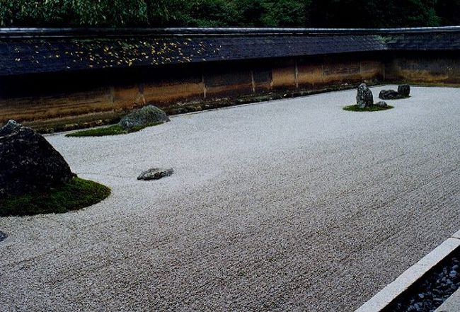 龍安寺・方丈前庭<br />　白砂に大小15の石を配している．