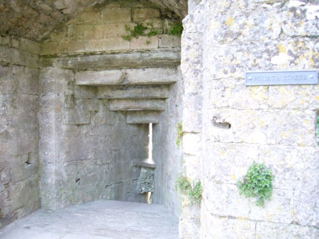 視界を保ちつつ敵の攻撃から身を守る物見窓