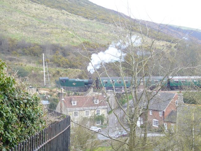 城の上からスワンジー鉄道の機関車が煙を上げて走っていくのが見えます