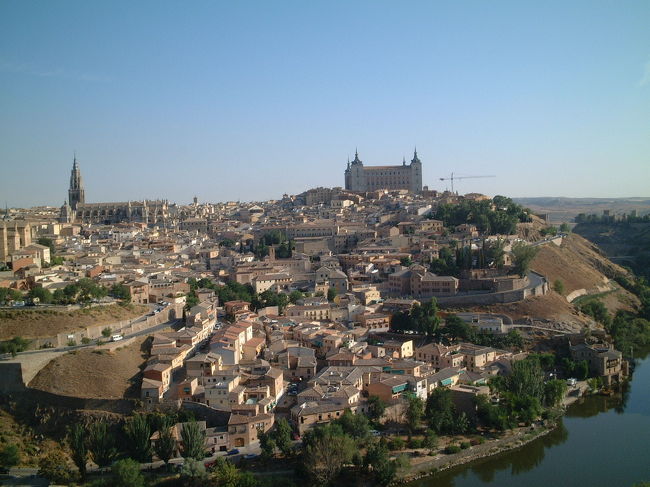 トレド：<br /><br />タホ川に抱かれるように広がる、中世の街が今なお残る　古都トレド！<br /><br />