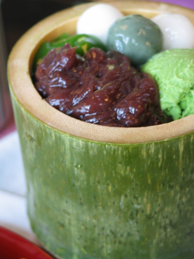 桜を見ながら桜餅を食べて、お腹はあんまりすかなかったので、宇治まで戻ってここでお茶時間。<br />中村藤吉本店で手作り生茶ゼリーと焙じ茶カプチーノをいただきました。<br />