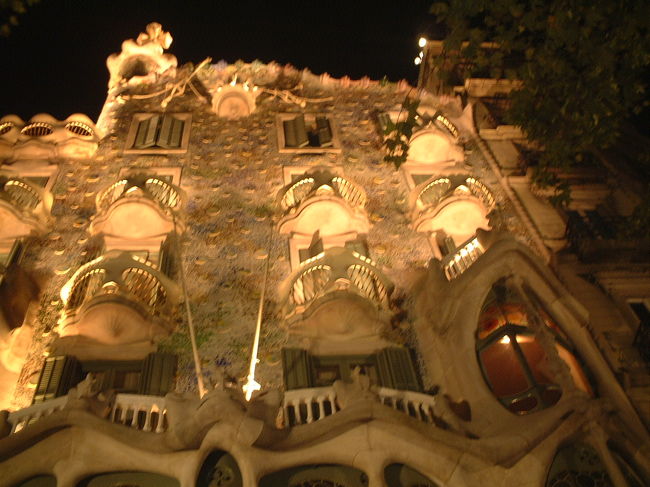 ライトアップされた”カサ・ミラ”