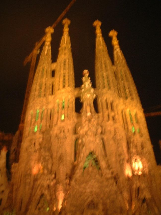 ライトアップされた”サグラダ・ファミリア”はとても幻想的！