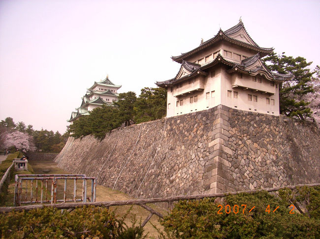 同じく西南の櫓。<br />重文です。