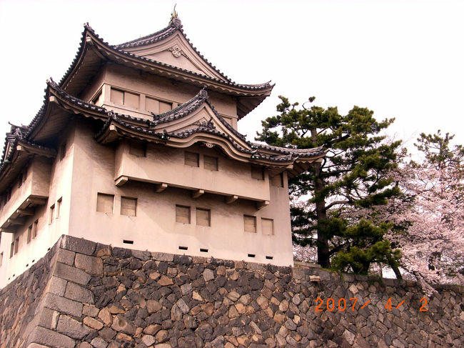 東南の櫓。<br />これは創建時の姿を留め、空襲も免れています。<br />おなじく重文。<br />北西の櫓も同じく重文です。