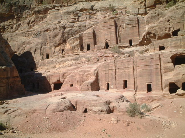 ・ネクロポリス（墓地群）　<br /><br />市民のための小さな墓地群。<br />これも同じく、エル・ハズネからローマ円形劇場に続く道の左側、ファサードの先にある。