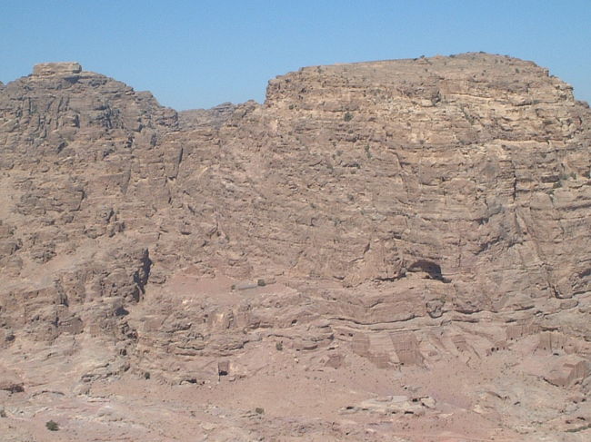 ・犠牲祭壇から　<br /><br />地図によると、さらに奥に、ライオンのモニュメントとかってのもあるはずやってんけど、そんな道は見当たらず。。。<br />この先への道は、どこにあったんや？？