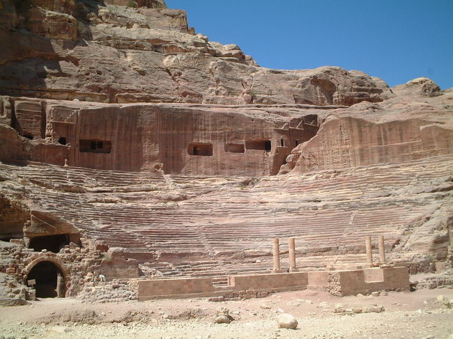 ・ローマ円形劇場　<br /><br />脇道から戻ると、また正規ルートへ。