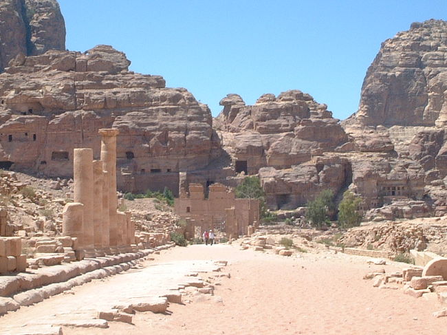 ・柱廊通り　<br /><br />クブサ山から下りて、その柱廊通りへ。