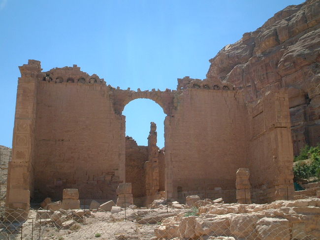 ・凱旋門　<br /><br />柱廊通りの先にある。<br />さぁ、ここからはエド・ディルに向けて、ひたすら登るのみ！