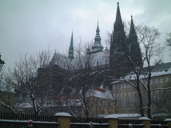 雪のプラハ城