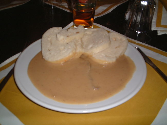 チェコ名物：クネドリーキ<br /><br />肉料理等の付け合せとして出される蒸しパン様の食べ物。それ自体には殆ど味がなく、ソースを付けていただきます。