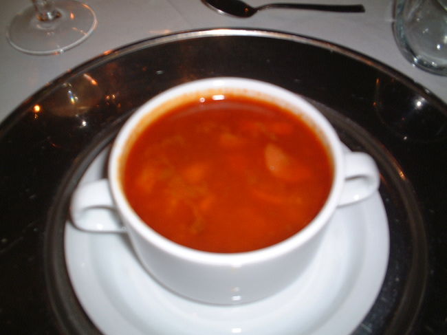 グヤーシュ：パプリカのスープ<br /><br />パプリカにも辛口、甘口があり　これは辛くないスープでいただきやすかったです。