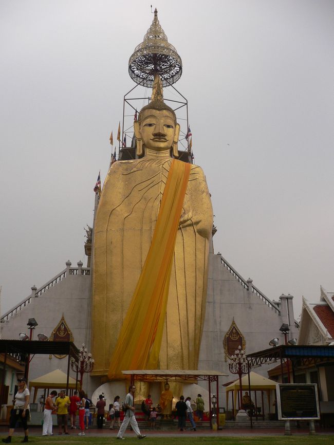 とにかく大きいお釈迦様でした。<br />それにしても、タイはどこに行ってもキラキラしてます・・・