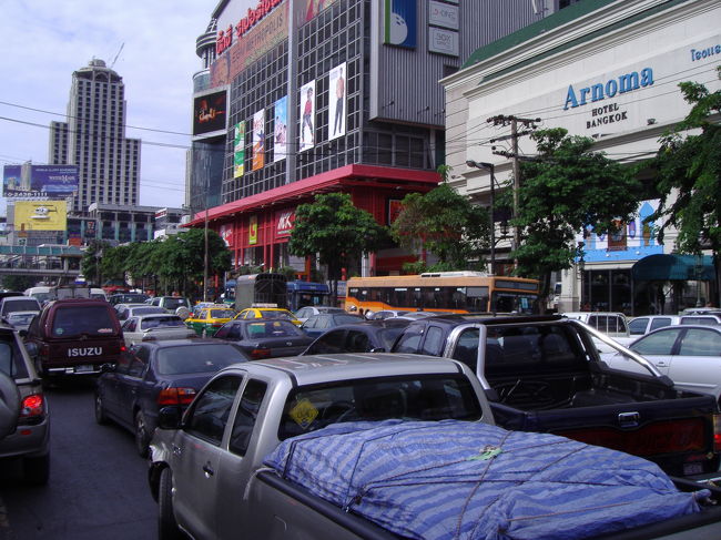 バンコクはいつでも渋滞しています。排気ガスもすごくて、鼻毛が伸びそうです。でも、そんな熱気ムンムンな感じが好きです。