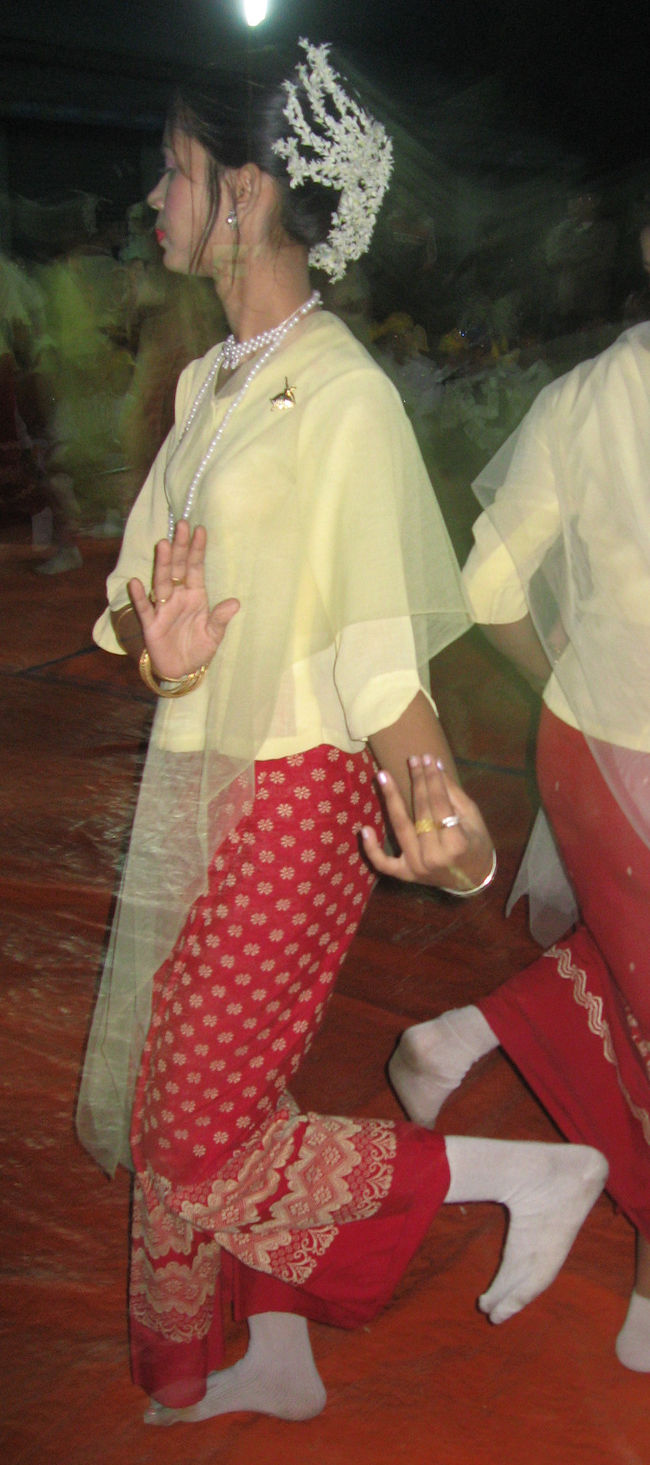 アウンサンスーチーさんで有名な、花の髪かざりですが、見かけることが少なくなっています。<br /><br />ヤカイン州では、写真のようなカスミソウに似た花を挿している女性が、まだ多いです。<br /><br />『ヤカインの花』です。<br />英語で花の名を尋ねると、ほぼそう答えます。<br />それでいいような気がします。<br /><br />言うのが恥ずかしいけど、可憐です。