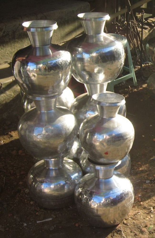 何よりも気付くヤカインのしるし。<br />水がめが陶器からアルミへ。<br /><br />陶製の水がめはコップですくうから楽だけど、このアルミ製の水がめは、傾けてコップに入れるのがとても難しい。下手するとじゃばじゃば出ちゃう。<br /><br />僕だけでなく、ヤカイン以外のミャンマーの人も<br />、苦戦している様子。