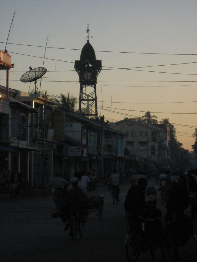 旧時計台。<br /><br />この手前の左側に、ミシン屋さんがある.<br />片方の取っ手がとれ、もう片方ががたがたのキャリーバッグが復活、500K。<br /><br />さあ、もう一度旅立とう。心も体も装備も準備万端。