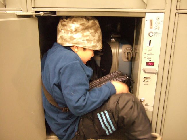 　駅舎向かって右のほうの出口を進むとコインロッカーのある地下につながる透明なエレベーターがあり。<br />　荷物を預けました。ぼくも入れるくらいでっかいねー。