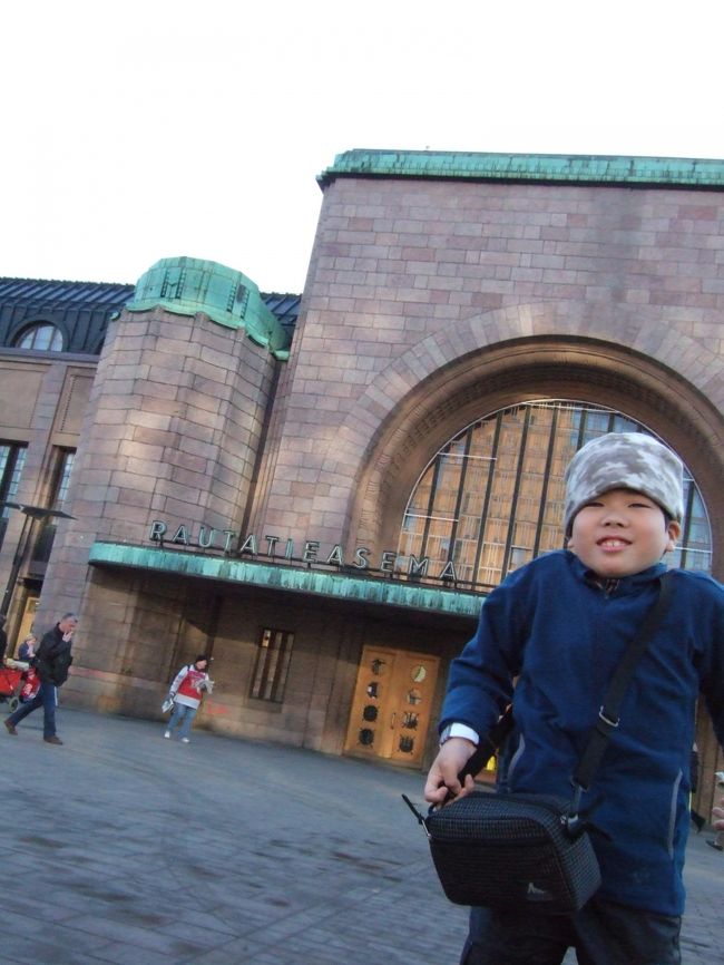 　でっかい駅です。<br />　約半年振りのヘルシンキ。<br />　まずはトラムに乗って港に向かいます。<br />　トラム、前から乗って、大人が２ユーロなので子供とあわせて運転手さんに３ユーロ払うと足りないという。適当にセント硬貨を渡していると１０セントとられました。どうも子供は半額でなく、１．１ユーロらしい。<br />　「きょうは世界遺産のスオメンリンナにいこうね」「世界遺産ってアンコールワットみたいな？」「そうそう」「どこっていったっけ」「スオメンリンナ」「すおべんりだな？」