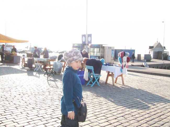 　駅到着が８時すぎで、港につくと９時。<br />　港のマーケットはもうほとんどテントをたたんじゃったようです。<br />　スオメンリンナ行きの船は１時間ごと。次は１０時ということで、ひまつぶしにオールドマーケットへ行って見ることに。