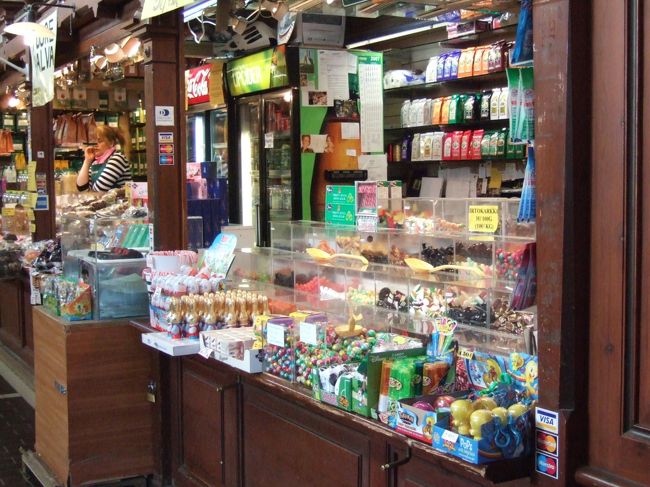 　古く格調ある屋内マーケット。とりあえず中を見てみよう！　入ってすぐ右手のお菓子屋さんでピカチューのモンスターボールを発見。<br />　「どうする？　何かひとつ買ってあげるよ」<br />　「とりあえずはしっこまでお店を見てみる」<br />　お店を物色しながら歩きました。