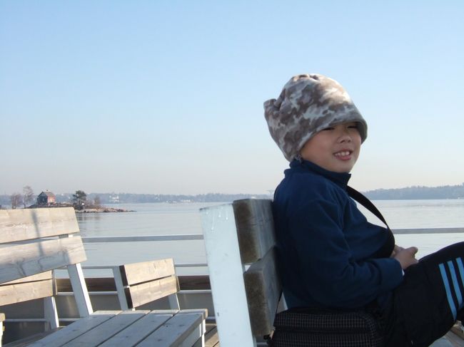  １０時近くになったので船乗り場へ急ぐ。<br />　券の販売所らしきところがあるのですが無人。<br />　直接船へ行って、お兄ちゃんにどうやって切符を買えばいいのかと聞くと、さっきの販売所の自動販売機で買うようにとのこと。<br />　確かに販売機、見たんだけど。。使い方がわからなかった＋私の身長では液晶の文字が見えなかった、のです。<br />　どうしよう。。と思っているとさっきのお兄ちゃん、心配してきてくれて、ボタンの操作などをしてくれました。キートス！！<br />　そこでなぜか子供の切符はいらないみたいにいわれて、大人の往復券だけで乗ってしまった。。<br />　船の中の座席は人でいっぱいだったので、上にのぼってみました。少し風は冷たいけれどいい気持ち。<br />　日本のどこかのテレビ局の撮影スタッフもいました。