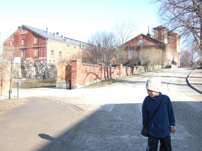  船からおりる。右手の方に橋があったのでわたってみましたが、どうもこちらには誰もいない様子。<br />　さっき乗船客が向かっていた左手に行ってみました。スオメンリンナは４つの島でできていて、船がついた島をひとつこえ、さらに次の島が一番のメインの島らしい。<br />　どこを見ても絵になる〜