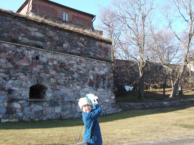 　船が着いた島の一番高いところにある教会のそばをとおり、坂をおりたところにビジターセンター兼博物館の建物があり、そこに日本語のパンフレットがありました。<br />　それをみながらてくてく。<br />　とりあえず潜水艦と大砲を見に行こうと。<br />　パンフレットによると、スオネンリンナ島の要塞跡は１７４８年から建設がはじまったとのこと。<br />　軍事利用は１９７３年に終わり、今はヘルシンキ市の１市区として人が住んでいるとのこと。ただ、要塞跡の保全も進められていて島ごと博物館という感じ。<br />　空は青く、鳥が鳴き、ちょっとしたハイキング気分です。