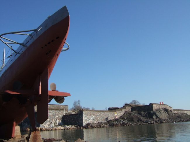 　島の海岸沿いを歩いていくと、ありました潜水艦ヴェシッコ。向こうの島の城塞もみえます。<br />　道はこれ以上は進めず、引きかえして丘をのぼり、反対側の海岸へ向かいます。