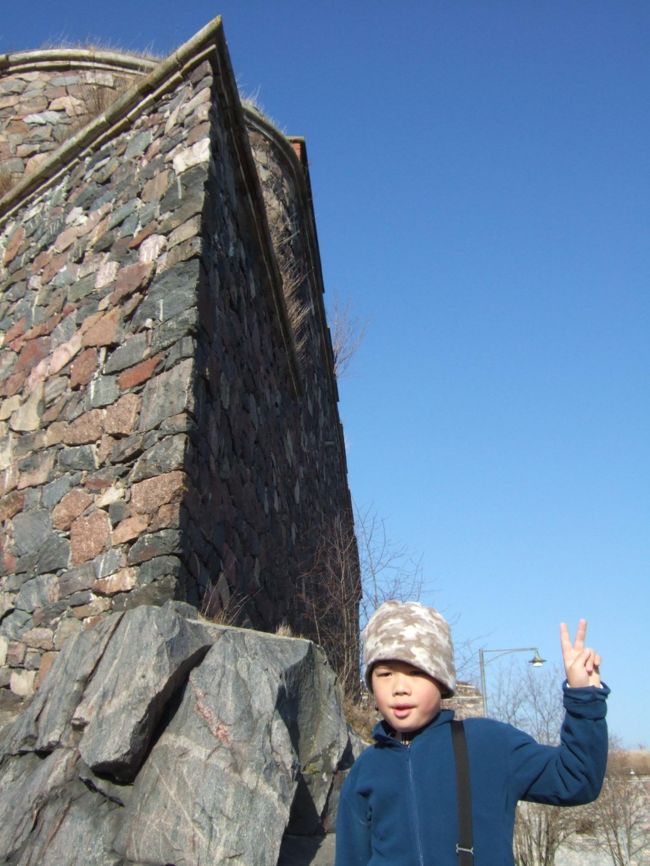 　「トイレ〜」といって走っていったＳ君。<br />　戻ってきたところでパチリ。<br />　「何でとったの？」「いや、この石積みの鋭角具合がなんとも・・・」