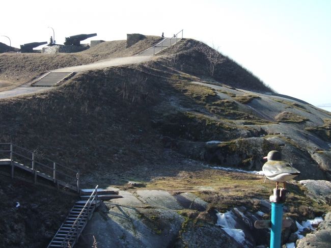 　丘をのぼると見えてきました大砲！<br />　なんと雄大な風景でしょうか。<br />　島自体が頑丈な岩盤であることがよくわかります。<br />　海際にはまだ少し雪も残ってる。。