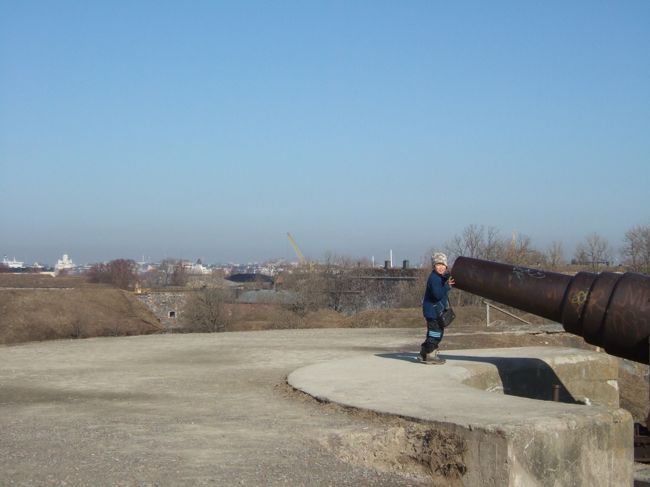 　ヘルシンキ市街の方を振り返ると、大聖堂や町並みも見渡すことができます。すごいなあ。<br />　先ほどのテレビクルーの人たちも少し高いところにカメラを設置して、この風景を撮影していました。<br />　<br />　「うわっ、この大砲、なに？」<br />　急にＳ君が叫んだのでかけつけてみると・・・